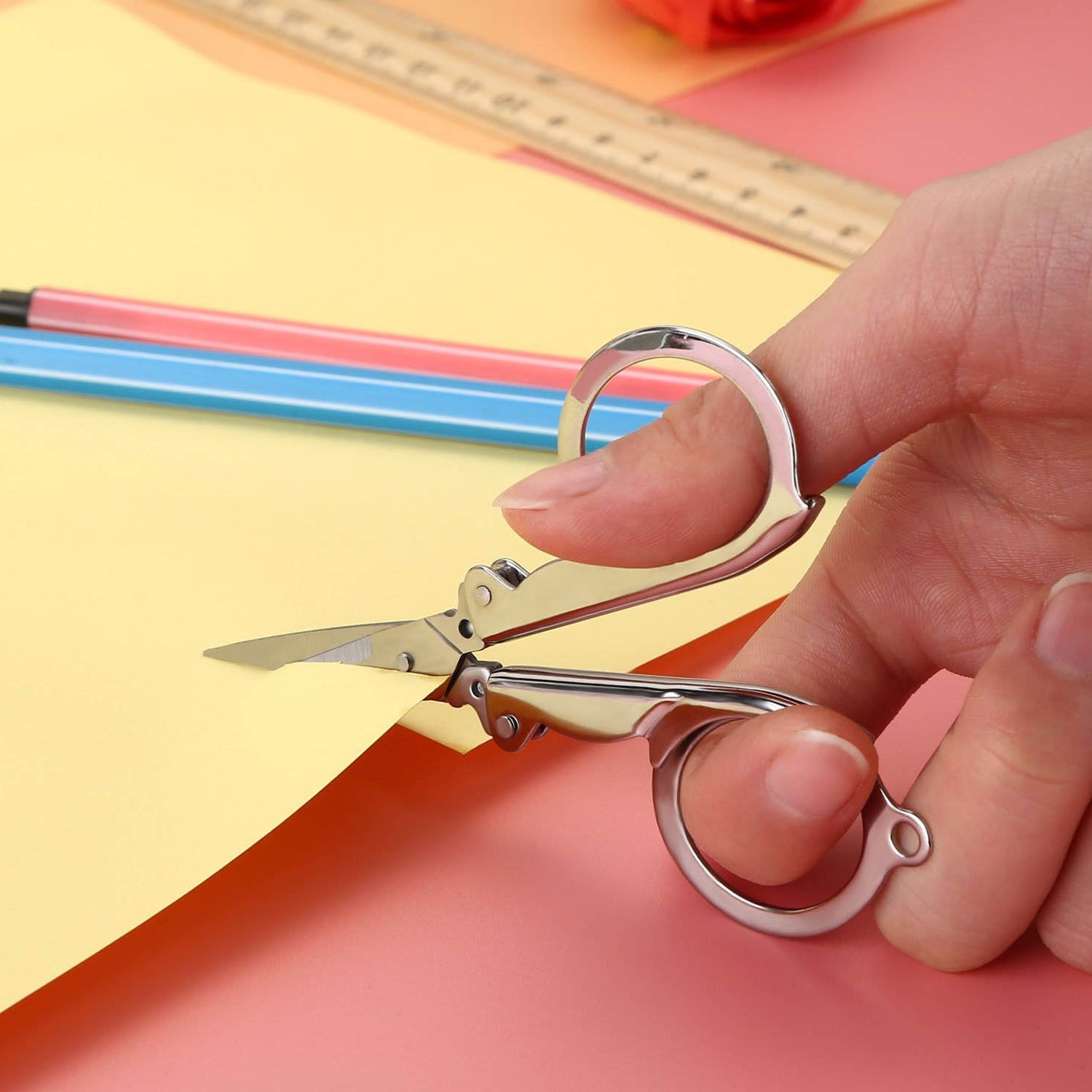 Folding Scissor 3.5inch Used In Crafting And Cutting Purposes For Childrens And Adults.